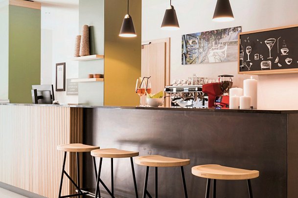 Flora Hotel & Suites