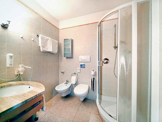 Flora Hotel & Suites - Wohnbeispiel Doppelzimmer Standard (Zimmercodierung DB1)