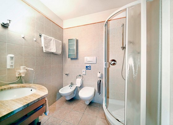 Flora Hotel & Suites - Wohnbeispiel Doppelzimmer Standard (Zimmercodierung DB1)