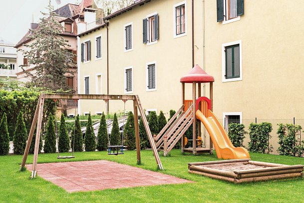 Flora Hotel & Suites