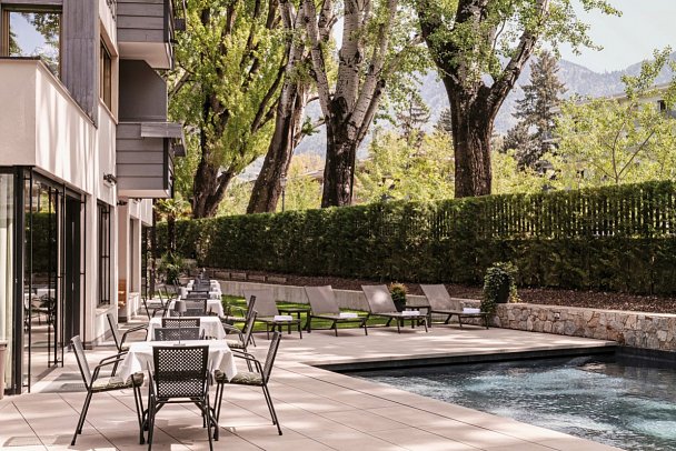 Flora Hotel & Suites