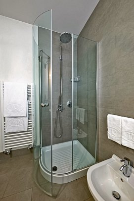 Rezia - Badbeispiel Doppelzimmer mit Balkon (Zimmercodierung DB2)