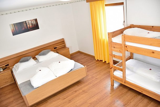 Almhotel Bergerhof - Wohnbeispiel Familienzimmer Stoanerne (Zimmercodierung FB1)