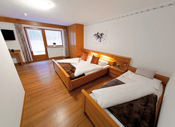 Almhotel Bergerhof - Wohnbeispiel Familienzimmer Stoanerne (Zimmercodierung FB1)