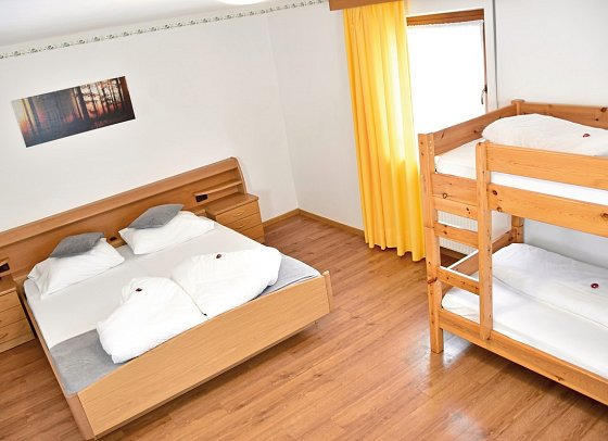Almhotel Bergerhof - Wohnbeispiel Familienzimmer Stoanerne (Zimmercodierung FB1)