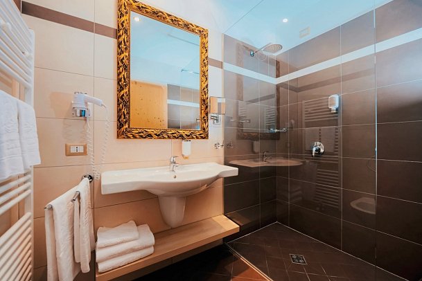 Parc Hotel du Lac - Wohnbeispiel Doppelzimmer Dolomia (Zimmercodierung DBU)