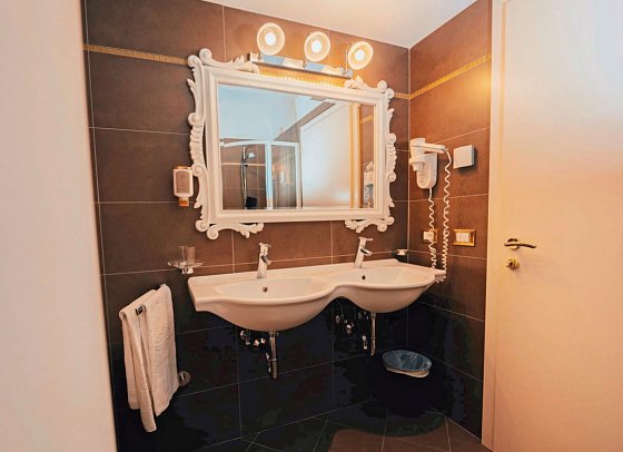 Parc Hotel du Lac - Wohnbeispiel Doppelzimmer Deluxe al Lago (Zimmercodierung DD1)