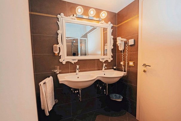 Parc Hotel du Lac - Wohnbeispiel Doppelzimmer Deluxe al Lago (Zimmercodierung DD1)