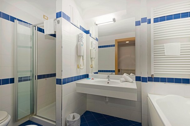 Club Hotel Regina e Fassa - Badbeispiel (Zimmercodierungen DB1 & FB1)