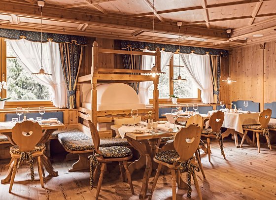 Alpin Royal Wellness Refugium & Resort Hotel - Restaurant mit Kamin