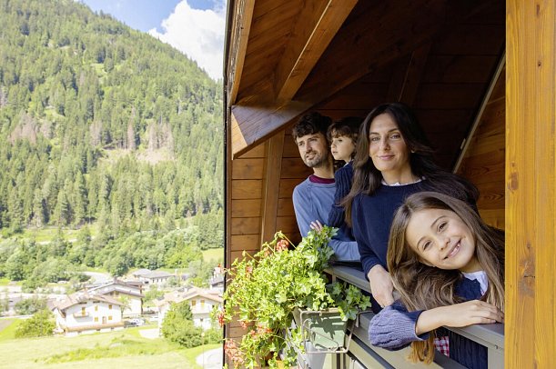 Domina Parco dello Stelvio - Familie auf einem Balkon des Hotels