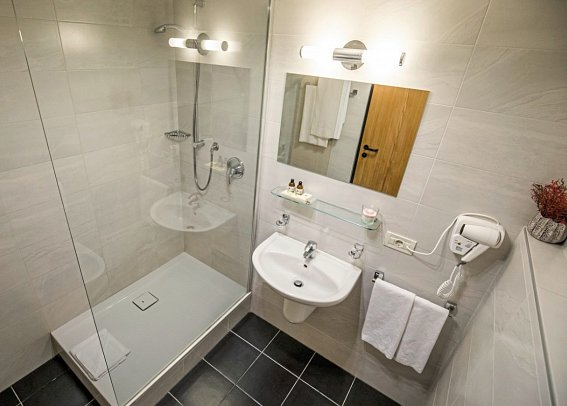 Blu Senales Family & Active Resort - Beispiel Bad (Zimmercodierungen DB1 & RB1)