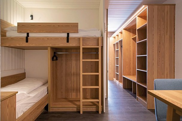 Blu Senales Family & Active Resort - Wohnbeispiel Familienzimmer Superior mit Balkon Zirm (Zimmercodierung FB2)