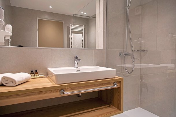 Blu Senales Family & Active Resort - Badbeispiel Zirm (Zimmercodierungen DS1, DS2, FB1 & FB2)