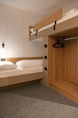 Blu Senales Family & Active Resort - Wohnbeispiel Familienzimmer Zirm (Zimmercodierung FB1)