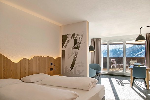 Blu Senales Family & Active Resort - Wohnbeispiel Familienzimmer Superior mit Balkon Zirm (Zimmercodierung FB2)