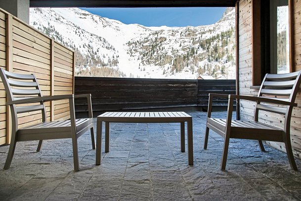 Blu Senales Family & Active Resort - Beispiel Balkon Doppelzimmer Superior mit Balkon Zirm (Zimmercodierungen DS2 & TS2)