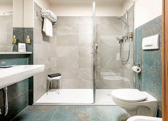 Activehotel Diana - Badbeispiel Doppelzimmer Komfort (Zimmercodierung DF1)