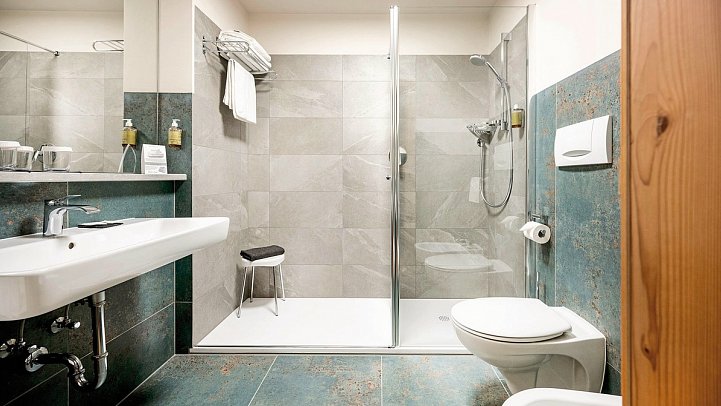 Activehotel Diana - Badbeispiel Doppelzimmer Komfort (Zimmercodierung DF1)