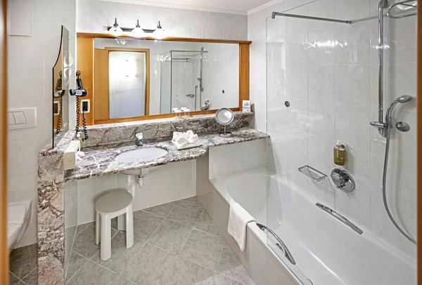 Activehotel Diana - Badbeispiel Doppelzimmer Deluxe (Zimmercodierung DD1)