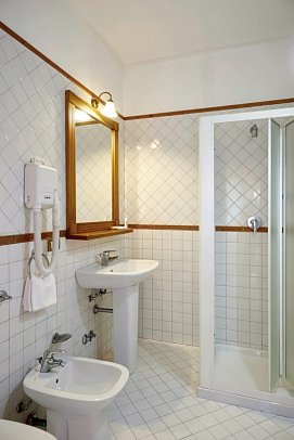 Grand Hotel Misurina - Badbeispiel Doppelzimmer Seeblick (Zimmercodierung DBI)