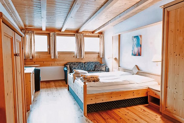 Bergschlössl - Wohnbeispiel Doppelzimmer Ritterkammer (Zimmercodierung FB1)