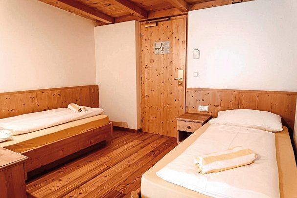 Bergschlössl - Wohnbeispiel Familienzimmer Ritterkammer (Zimmercodierung FB1)