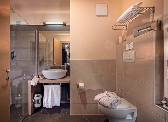 Brenta Dolomites (ex Le Blanc Hotel & Spa) - Beispiel Bad (Zimmercodierungen DB2, DB3, DB4 & DB5)