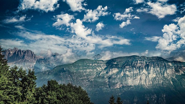Brenta Dolomites - Hotel Brenta Dolomites, Außenansicht mit Bergpanorama