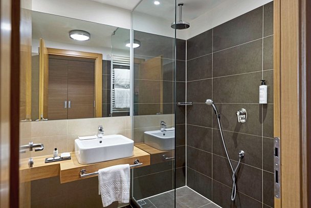 Blu Hotel Acquaseria - Badbeispiel Doppelzimmer Standard (Zimmercodierungen DG1 & DG2)