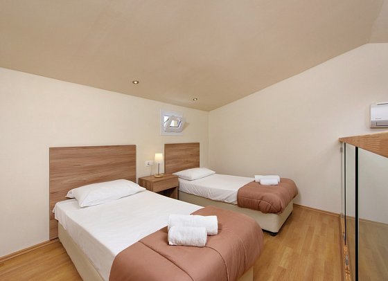 Olympion Village Hotel - Wohnbeispiel Maisonette Gartenblick (Zimmercodierung MBG)