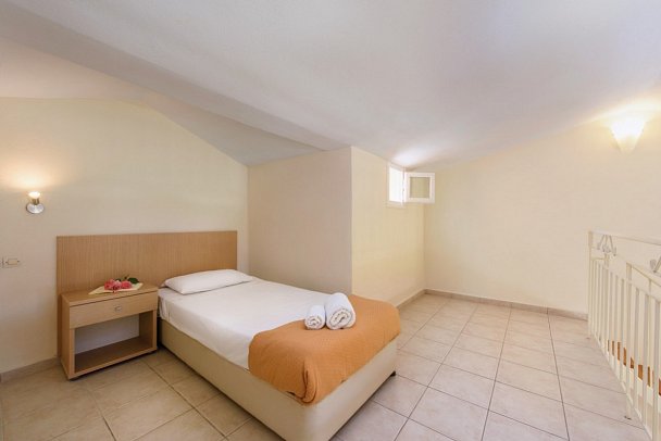 Olympion Village Hotel - Wohnbeispiel Maisonette Gartenblick (Zimmercodierung MBG)