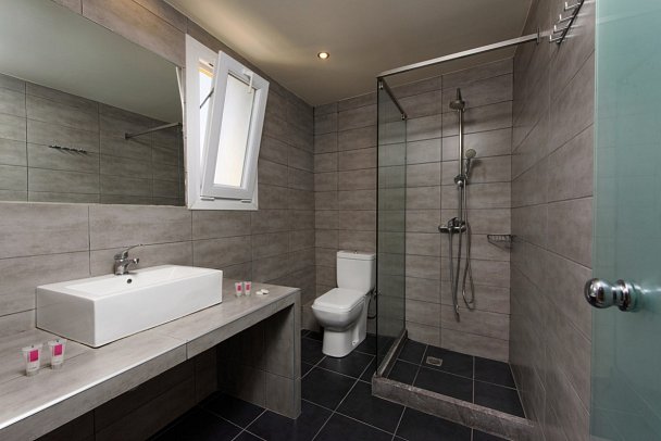 Olympion Village Hotel - Badbeispiel Maisonette Gartenblick