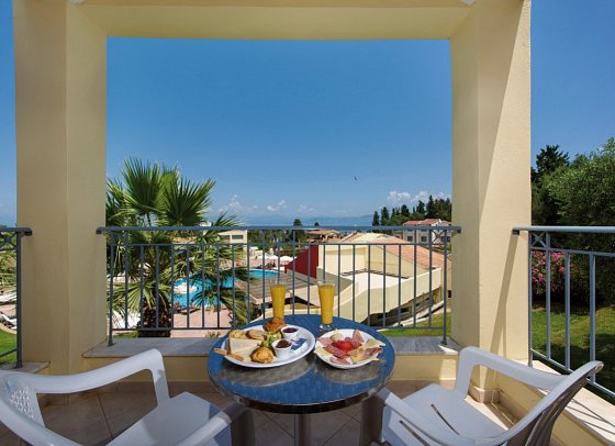 Olympion Village Hotel - Wohnbeispiel Doppelzimmer Poolblick (Zimmercodierung DBP)