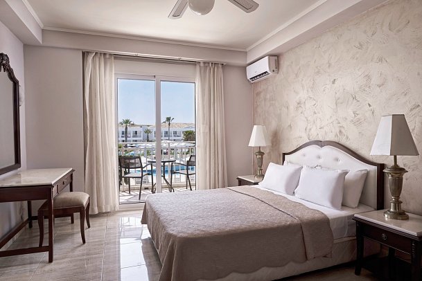 Sandy Beach Resort - Wohnbeispiel Juniorsuite seitl. Meerblick (Zimmercodierung J1N)