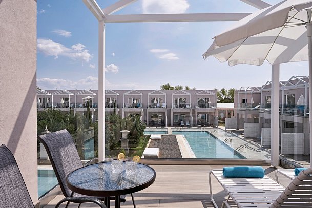 Sandy Villas Resort - Wohnbeispiel Juniorsuite Poolblick (Zimmercodierung J1P)