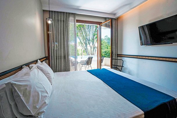 Corfu Acharavi by Wyndham - Wohnbeispiel Doppelzimmer Gemeinschafts-Plunge Pool (Zimmercodierung DB3)