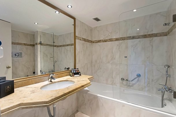 Corfu Holiday Palace - Badbeispiel Doppelzimmer Superior Seeblick (Zimmercodierung DSI)