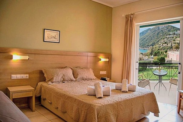 Philoxenia - Wohnbeispiel Doppelzimmer Economy seitl. Meerblick (Zimmercodierung DEN)