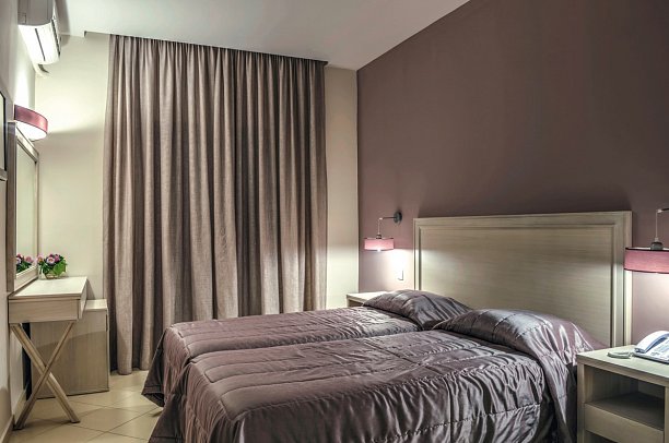 Delfinia - Wohnbeispiel Doppelzimmer Gartenblick (Zimmercodierung DBG)