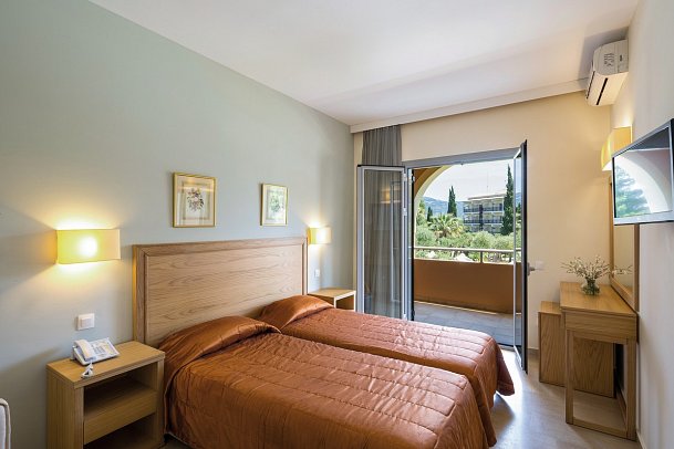 Delfinia - Wohnbeispiel Doppelzimmer Gartenblick (Zimmercodierung DBG)