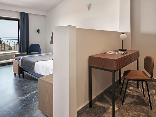 Aeolos Beach Resort - Wohnbeispiel Familienzimmer Meerblick (Zimmercodierung FBM)