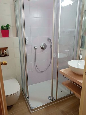 Nautilus - Badbeispiel Doppelzimmer seitl. Meerblick (Zimmercodierung DBN)