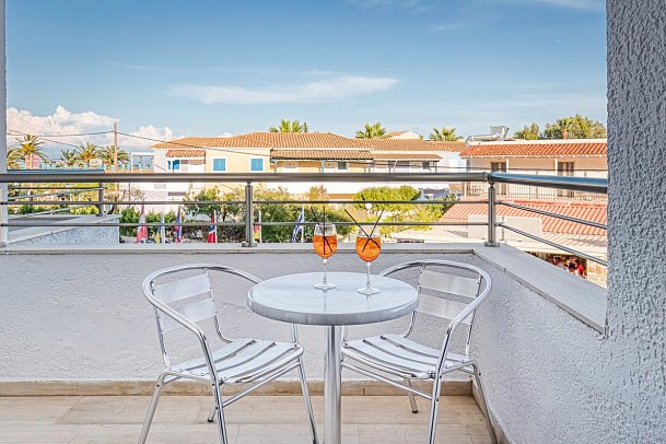 Albatros Hotel - Wohnbeispiel Doppelzimmer seitl. Meerblick (Zimmercodierung DBN)