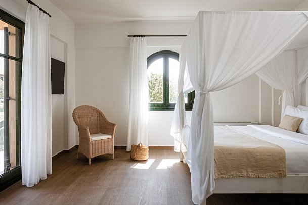 Grecotel LUXME Costa Botanica - Wohnbeispiel Familienzimmer Veranda Gartenblick (Zimmercodierung FB4)