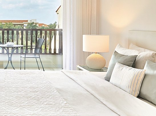 Grecotel LUXME Costa Botanica - Wohnbeispiel Family Room Private Balcony (Zimmercodierung FBG)