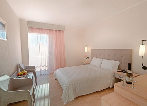 Livadi Nafsika - Wohnbeispiel Doppelzimmer Gartenblick (Zimmercodierung DBG)