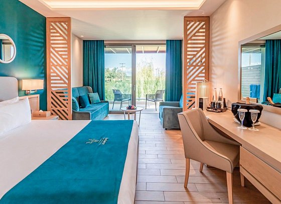 Almyros Beach Resort & Spa - Wohnbeispiel Juniorsuite Gartenblick (Zimmercodierung J1G)