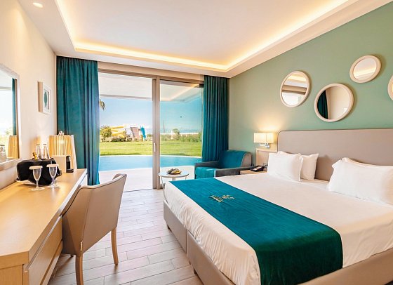Almyros Beach Resort & Spa - Wohnbeispiel Doppelzimmer Deluxe Gartenblick (Zimmercodierung DDG)