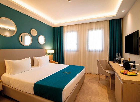 Almyros Beach Resort & Spa - Wohnbeispiel Familienzimmer Gartenblick (Zimmercodierung F2G)